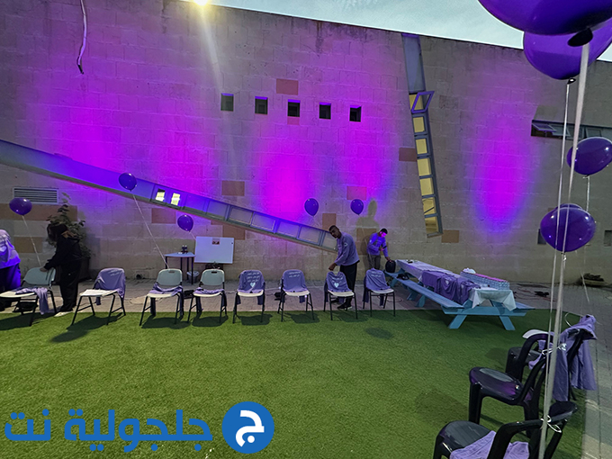 اضاءة المركز الجماهيري في جلجولية باللون البنفسجي بمناسبة اليوم العالمي لذوي الاحتياجات الخاصة